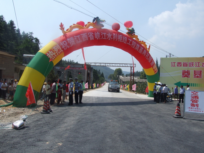 刚竣工的峡MG电子利枢纽进场路路工程