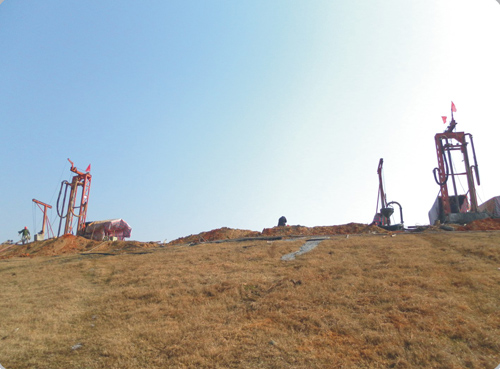 顶风飘扬的红旗（射水造墙机严重作业）